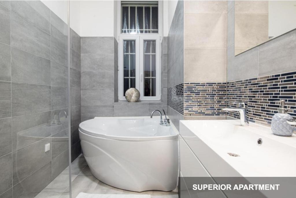Bpr Agathe Elegant Suite With Parliament View Budapest Eksteriør billede